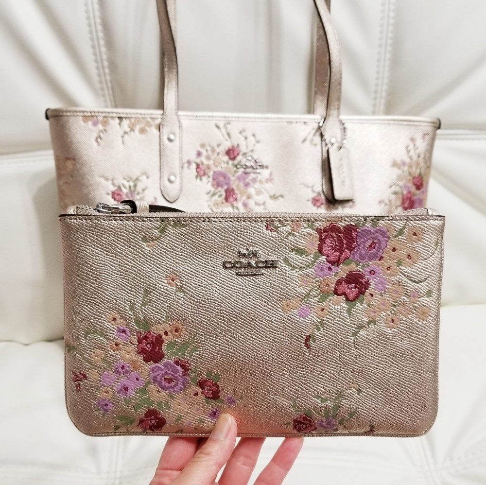 🍒NWT🍒 COACH METALLIC CITY ZIP TOTE+WRISTLET SET - Picture 6 of 8